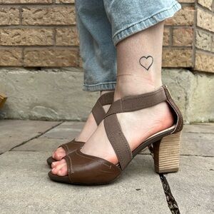 Cute Strappy casual sandals size US 8 from Geox!